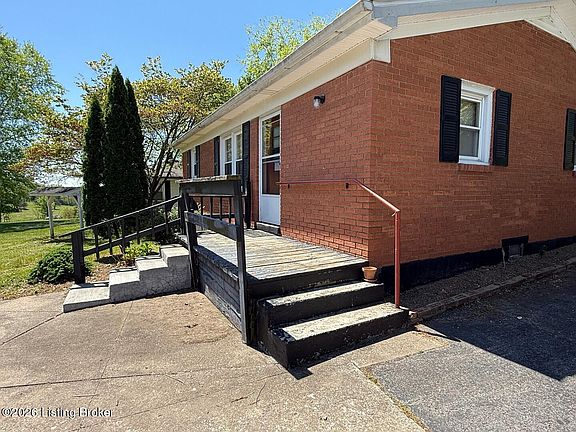 3rd image of 421 Peonia Rd