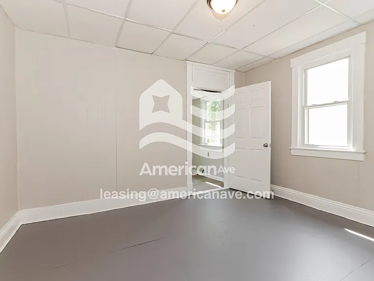 1371540_009_main_bedroom_9.jpg