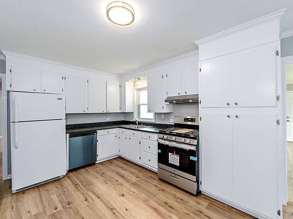 5th image of 107 Spruce St