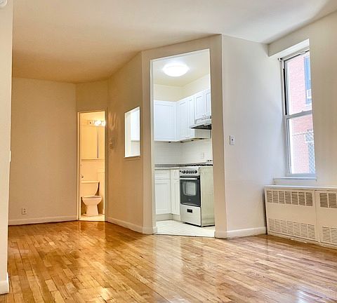 3rd image of 320 W 96th St APT 2D