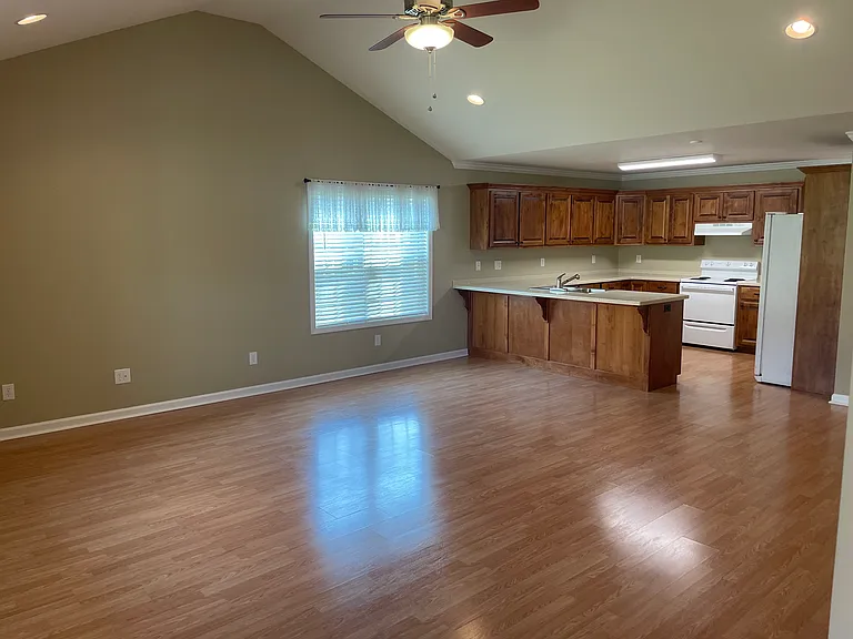 803 Hickory Ave SW — Photo 5
