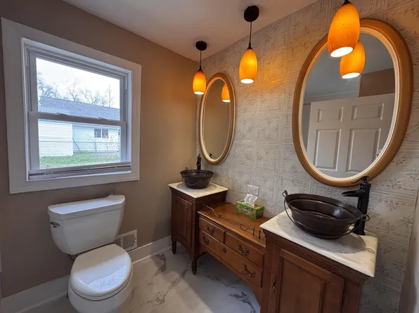 1250 S 15th St, Niles, MI 49120