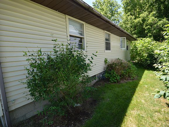 2nd image of 1015 S Ferry St