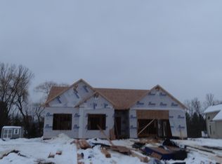 5 Grovewood Ln, Rochester, NY 14624