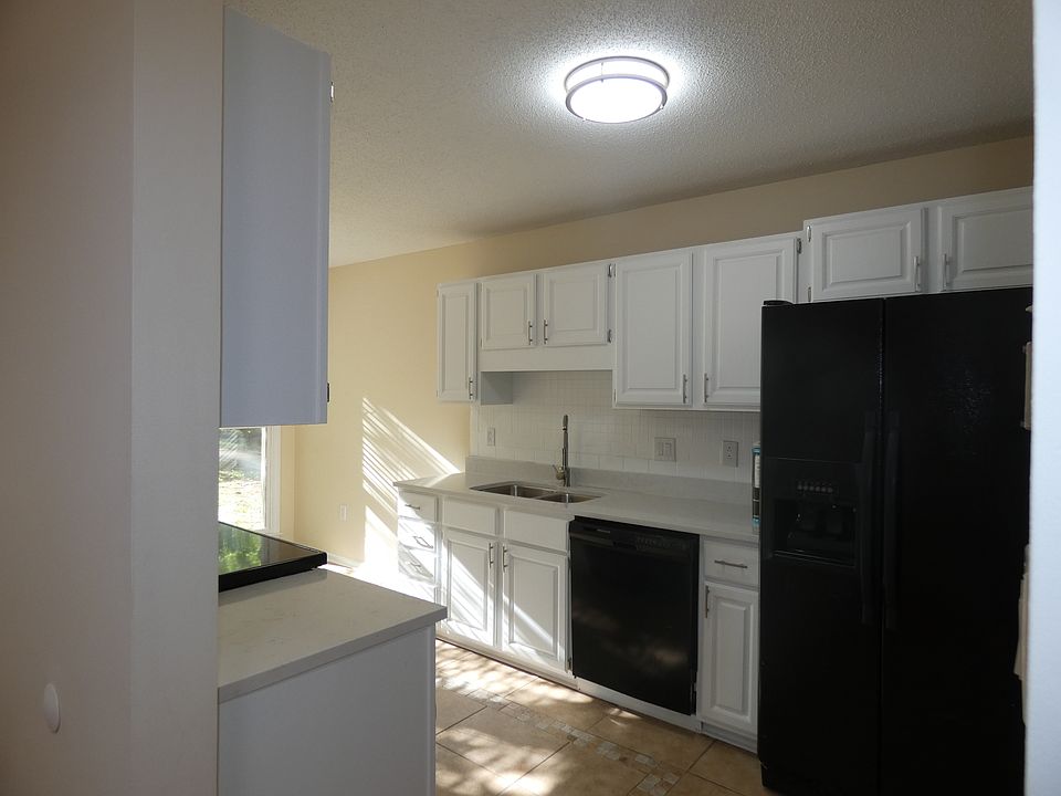 Kitchen with entrance off hallway. Also has an entrance to the seperate dining area.