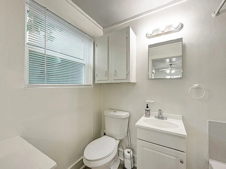 915 W 21st St #1 — Photo 9