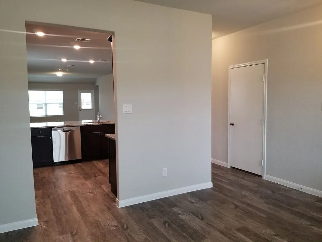 4 bed, 2.0 bath, 1668 sqft, $2,100 — Photo 4