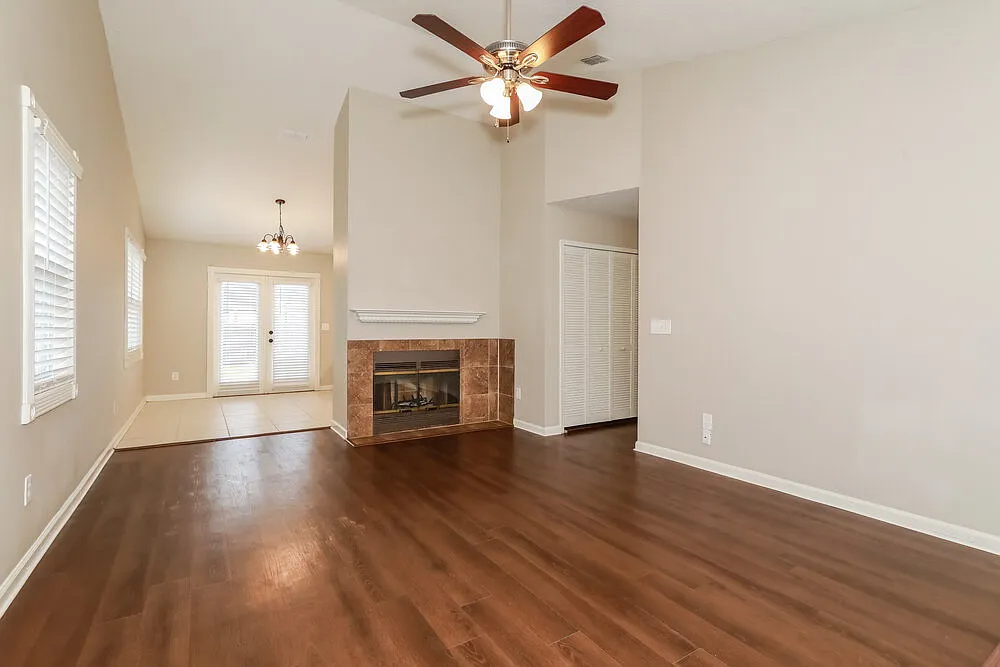 3 bed, 2.0 bath, 1212 sqft, $2,100 — Photo 4