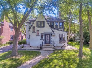 938 Harcourt Rd, Grosse Pointe Park, MI 48230