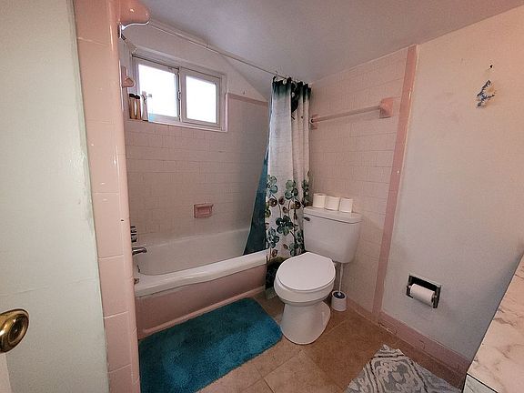 3rd image of 836 Romney Ln