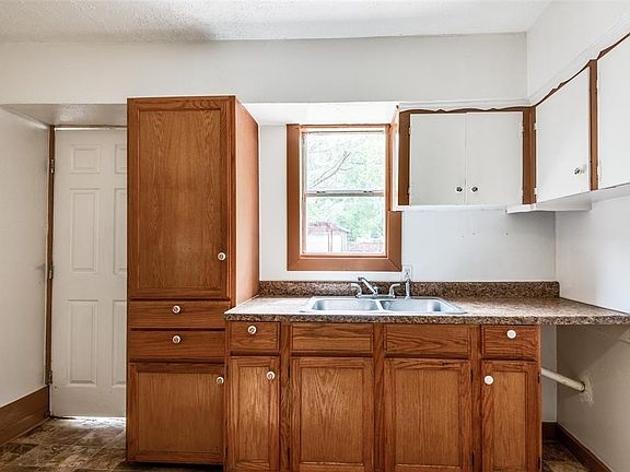 2nd image of 530 Ella Ave