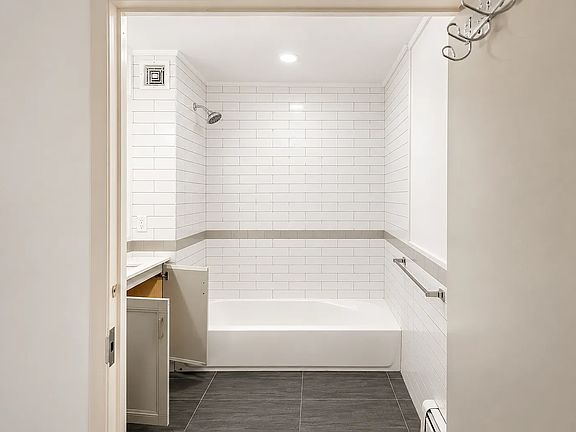 5th image of 2120 Daly Ave #4C