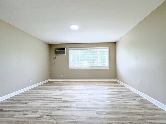 4th image of 2460 Leslie Ln #4A