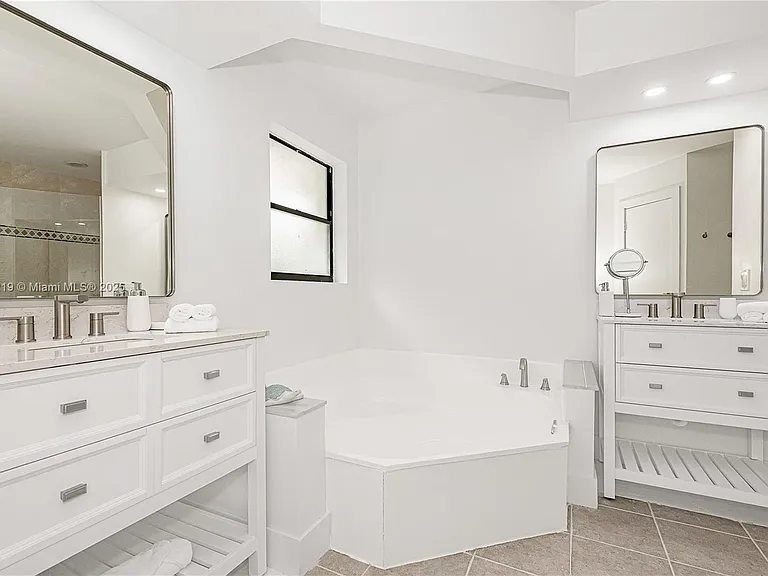 216 SE 9th St — Photo 11