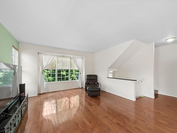 4th image of 35 Thomas Ct