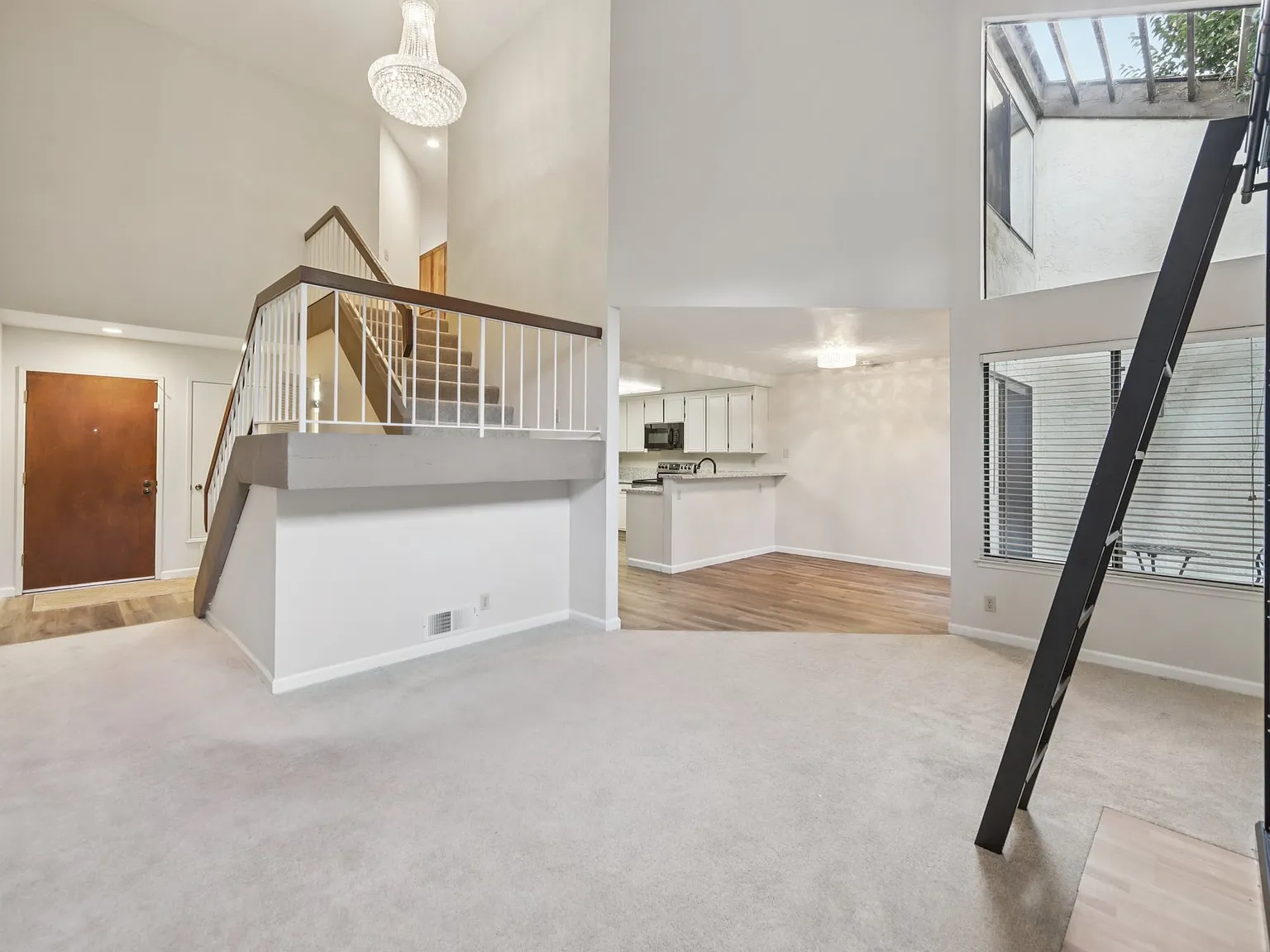 3 bed, 1378 sqft, $3,995 — Photo 3