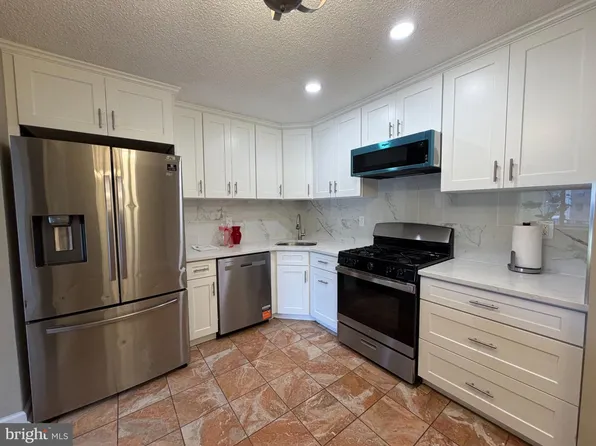 10 Voscek Ct, Lawrence Township, NJ 08648