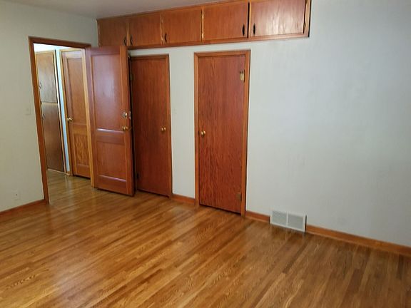 Master BR w/Walk in Closets