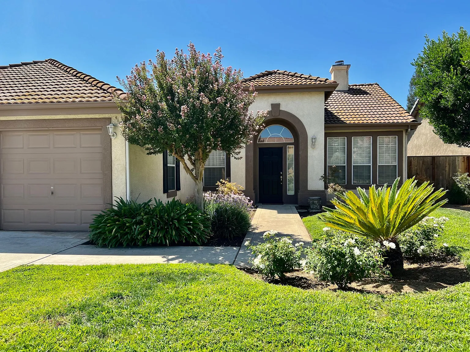 1923 E Desert Island Dr photo 1