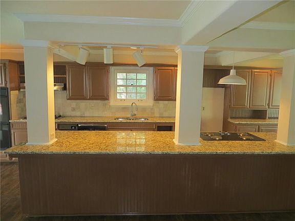 2nd image of 821 Arrowhead Dr