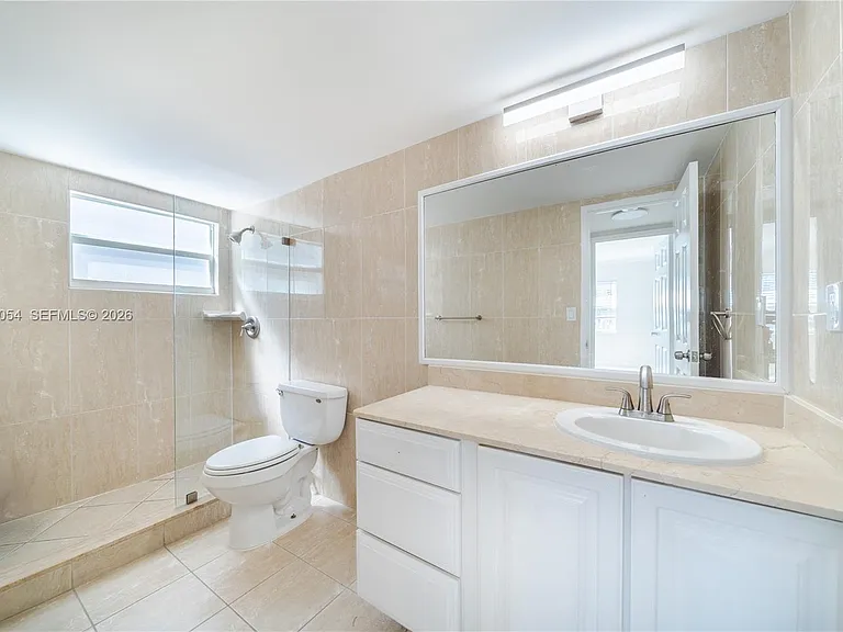 2555 NE 11th St #310 — Photo 20