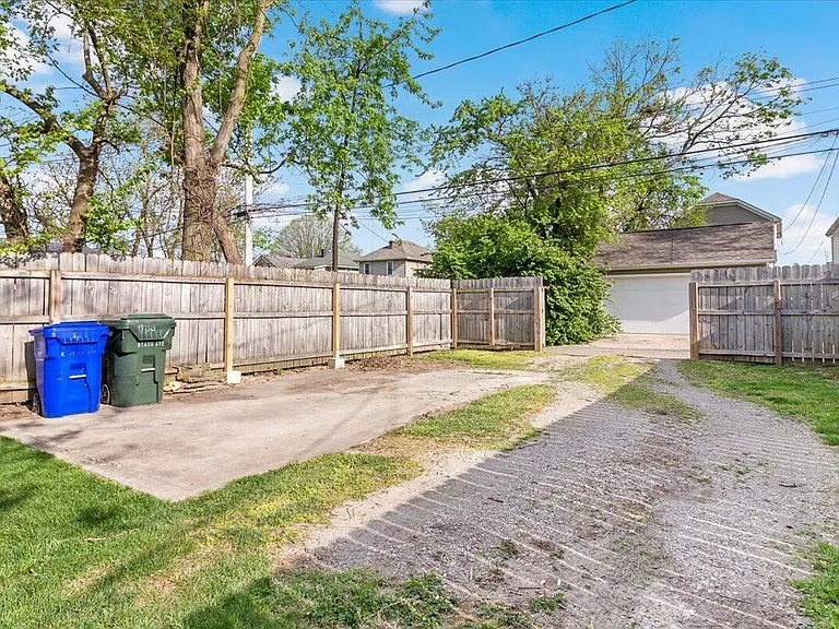 866 E Starr Ave — Photo 25