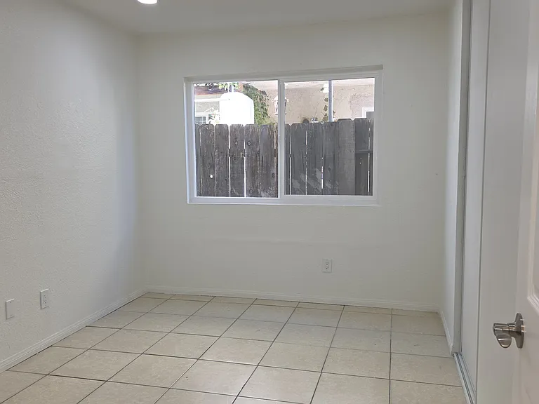 892 Robin Dr — Photo 10