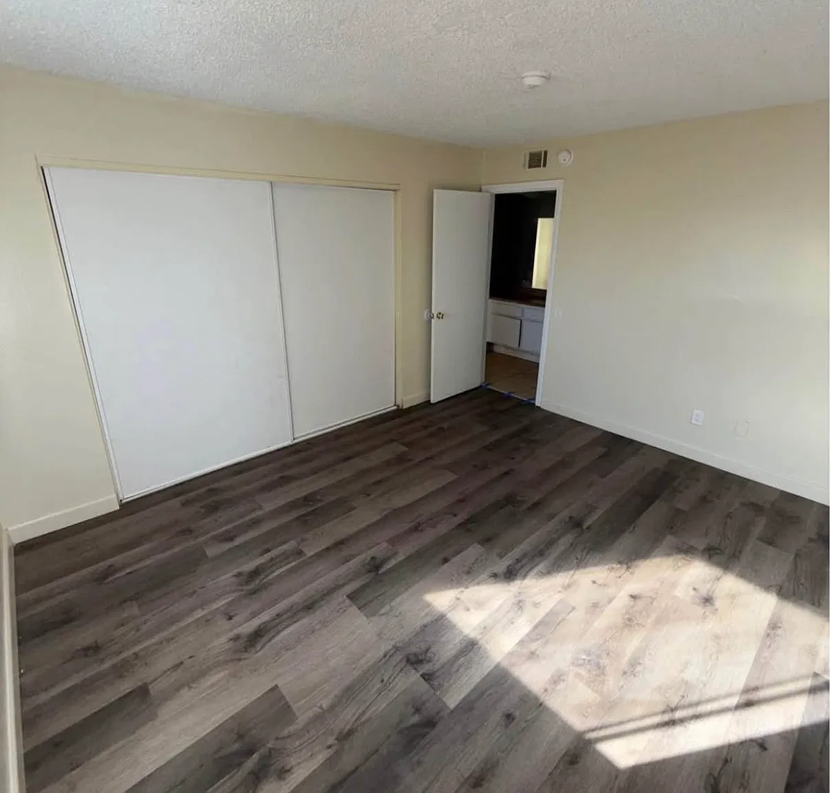 2 bed, 1100 sqft, $1,650 — Photo 2