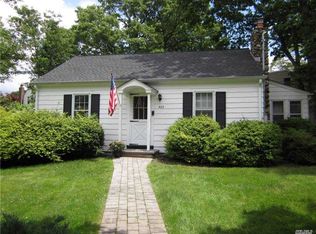 405 Washington Dr, Centerport, NY 11721