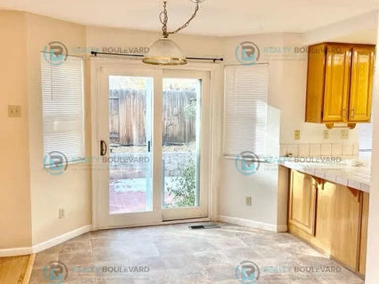 6073 Torrington Dr — Photo 9