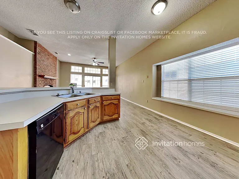 2060 Camelot Dr — Photo 7