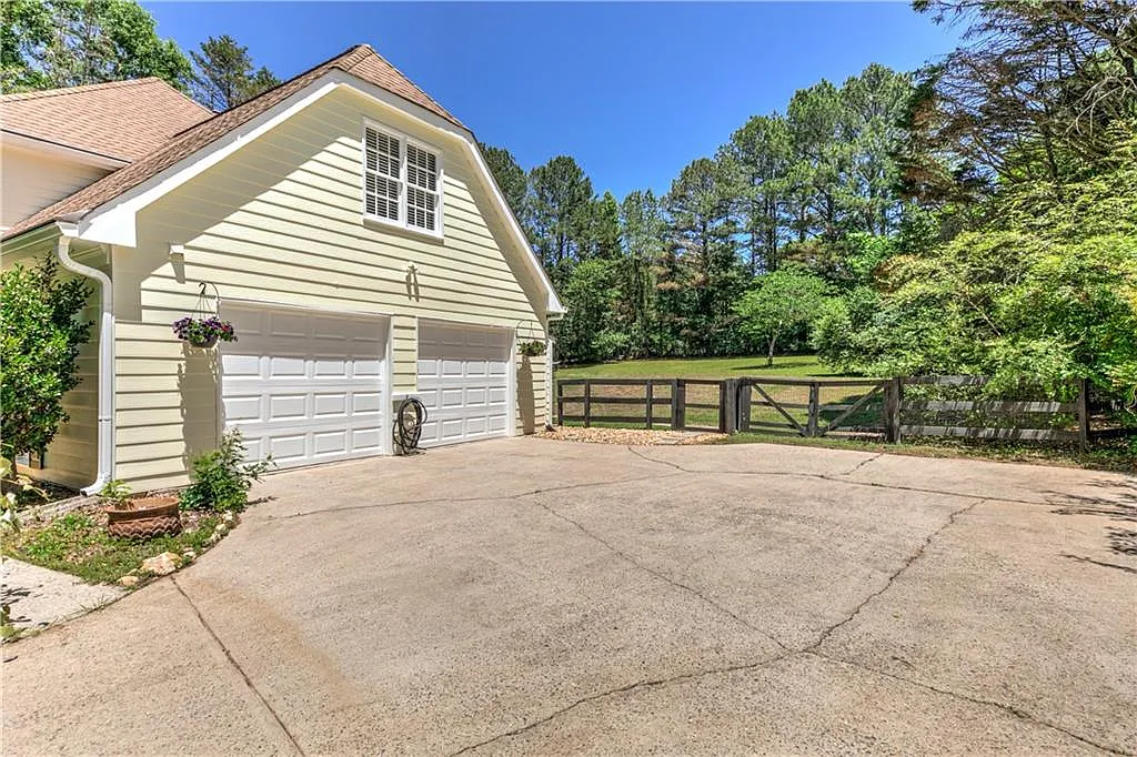 4 bed, 2.5 bath, 2410 sqft, $2,850 — Photo 2