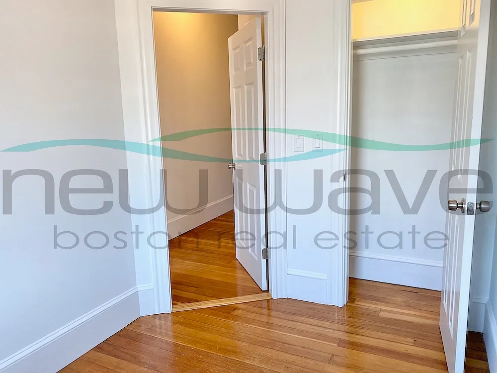 3 bed, 900 sqft, $4,800 — Photo 3