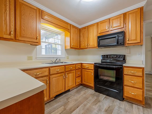 5th image of 1409 Hillcrest Dr