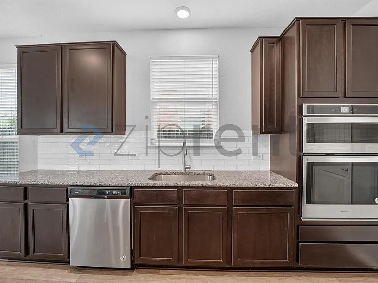 536 Ayinger Ln — Photo 7
