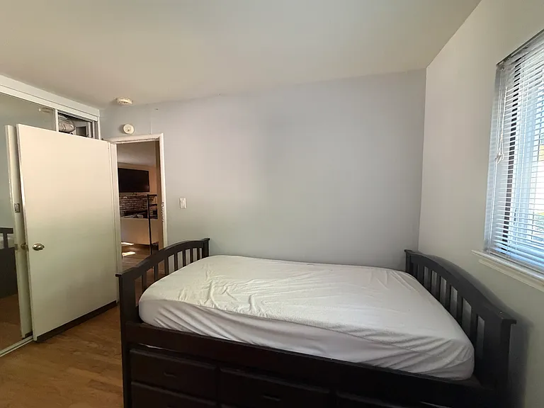 182 Greenwich Dr — Photo 2