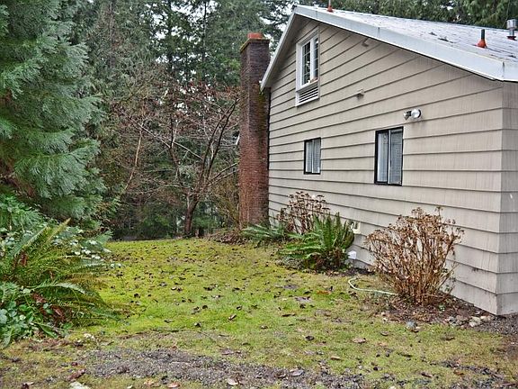 3rd image of 3205 E Bay Dr NW