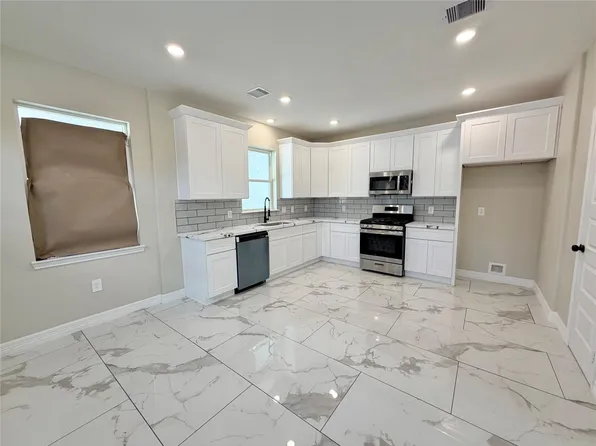 9303 Noel St, Houston, TX 77033