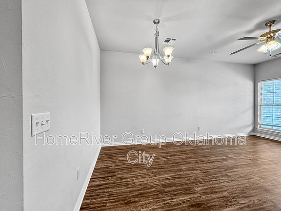 5th image of 922 SW 92nd St