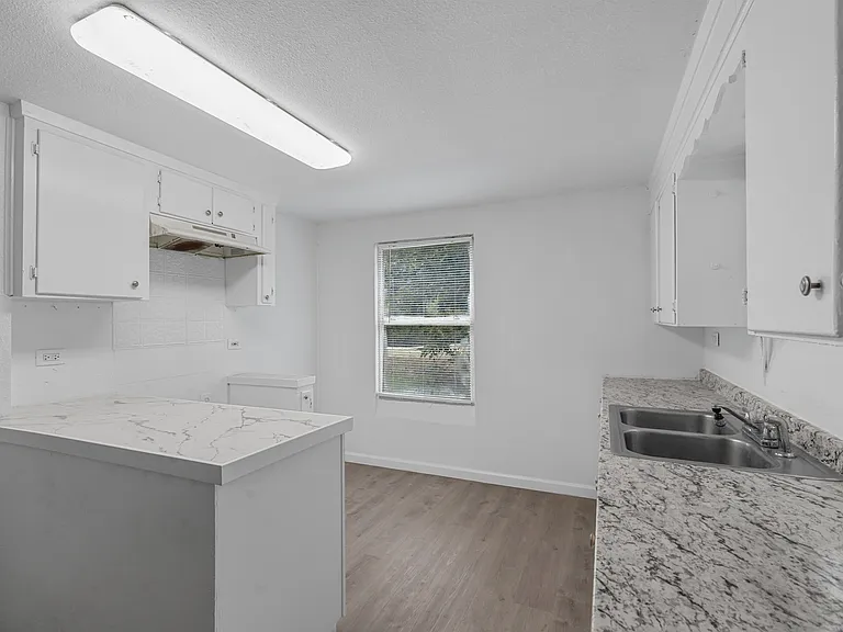 120 E Monterey St #120 — Photo 4