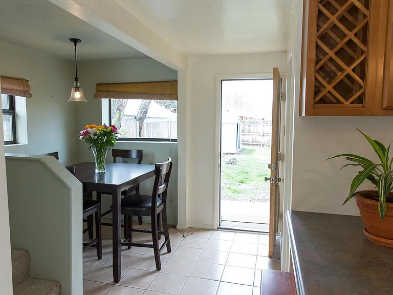 105 S Elden St — Photo 3