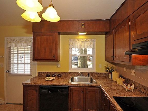 5th image of 608B Lake Point Dr