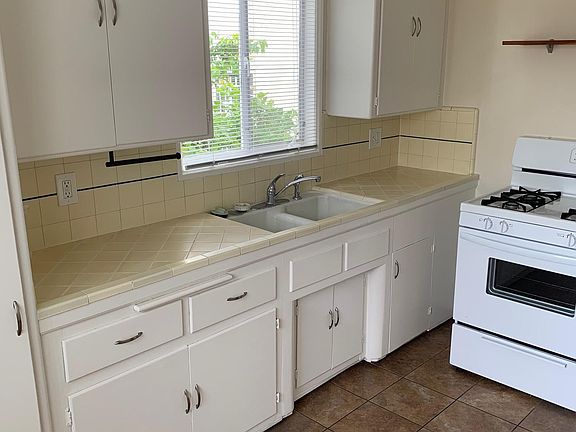 5th image of 130 3/4 N Berendo St