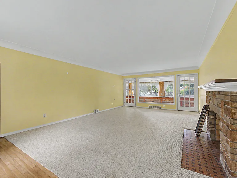 21236 Outer Dr — Photo 7