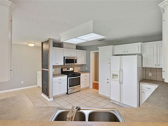3rd image of 4406 Colony Chase Dr