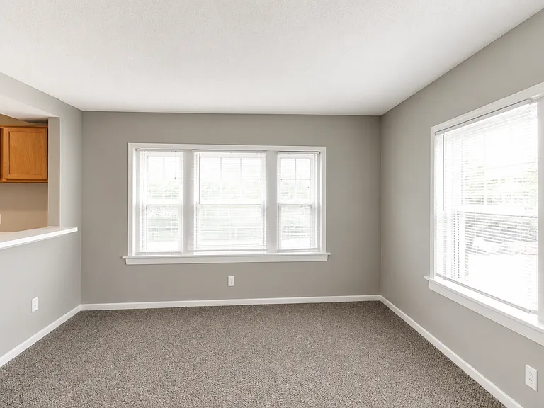 Roanoke Court Apartments — Photo 11