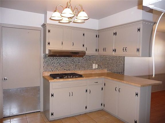 ANTOHER VIEW OF THE KITCHEN