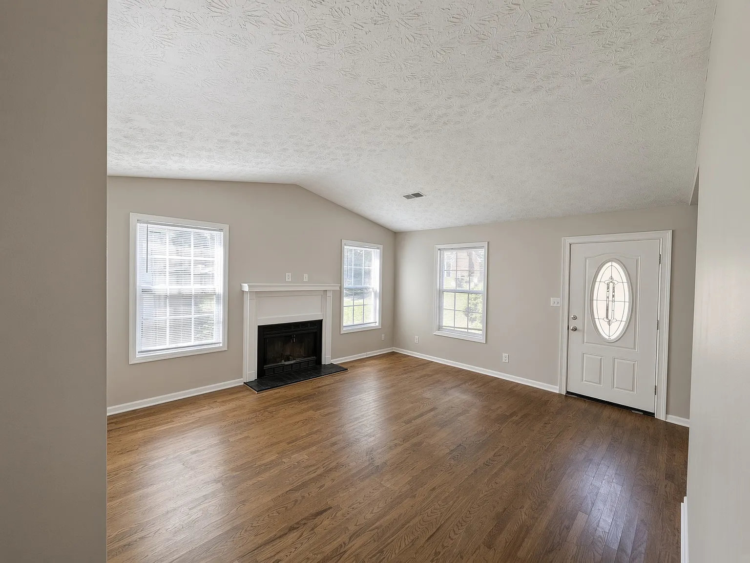 3 bed, 1242 sqft, $2,050 — Photo 4
