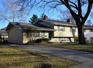 916 Lilac Ln, Naperville, IL 60540