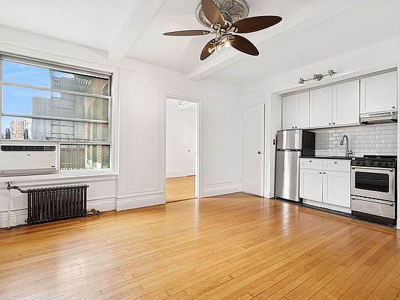 3rd image of 325 W 45th St APT 820